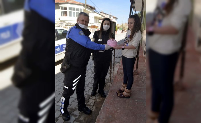 Sağlıkçı anne ile polis babanın 10 yaşındaki kızına doğum günü sürprizi
