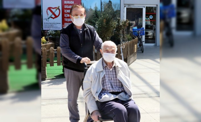 Samsun'da 96 yaşındaki baba ile 65 yaşındaki oğlu koronavirüsü yenerek taburcu edildi
