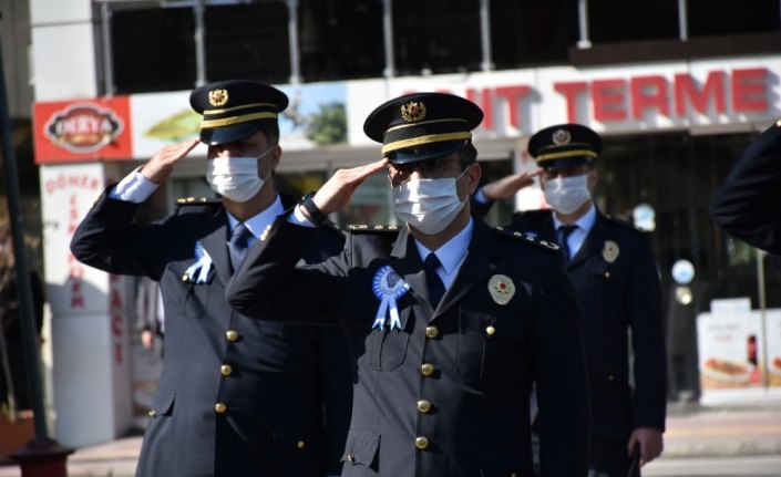 Samsun'da Emniyet mensupları koronavirüs tedbirlerine uyarak Atatürk Anıtı'na çelenk bıraktı