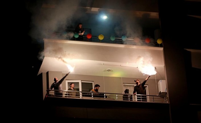 Samsun'da gençler balkona ses sistemi kurarak İstiklal Marşı'nı seslendirdi