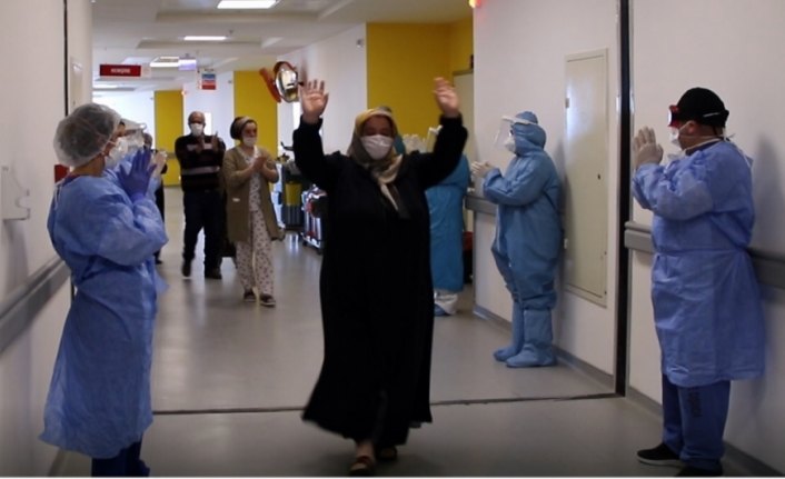 Sinop'ta koronavirüsü yenen 8 kişi alkışlarla tabucu oldu