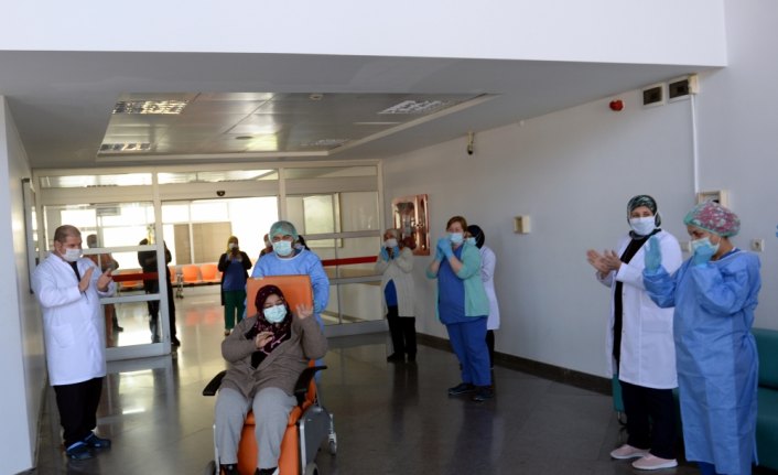 Tokat'ta koronavirüs tedavisi biten 42. hasta alkışlarla taburcu edildi