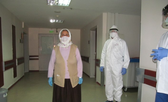 Tokat'ta koronavirüs tedavisi biten 73 yaşındaki hasta alkışlarla taburcu edildi