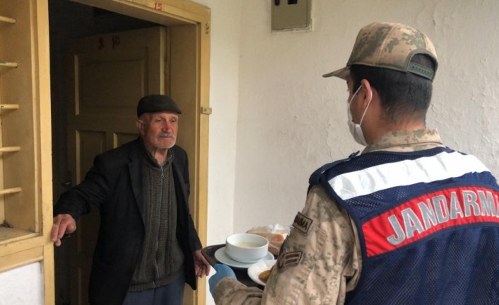 Torul'da her akşam 70 kişiye sıcak iftar yemeği ulaştırılıyor