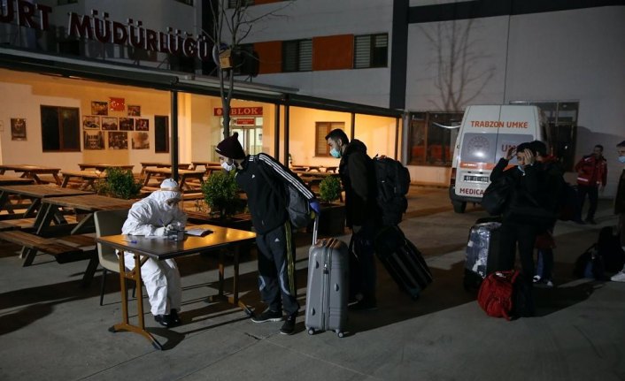 Ukrayna'dan 310 Türk vatandaşı Trabzon'a getirildi