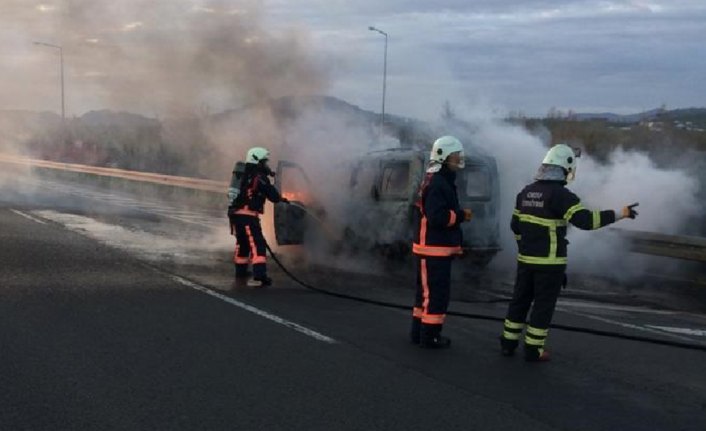 Ünye'de seyir halindeki araç yandı