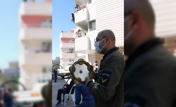 Zonguldak'ta evde kalan vatandaşlara müzik ziyafeti