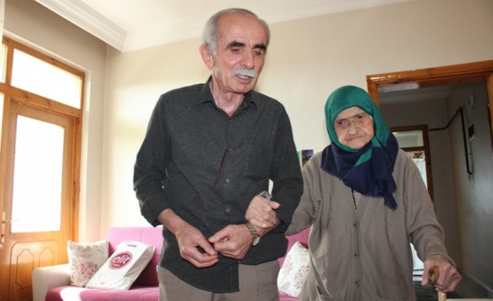 107 yaşındaki kayınvalidesine 72 yaşındaki damadı özenle bakıyor