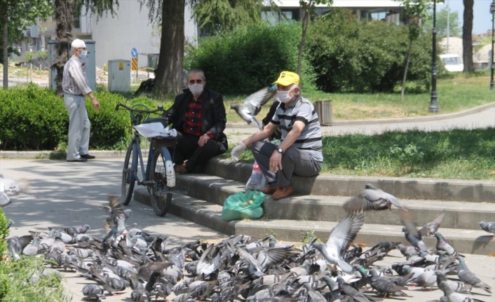 65 yaş ve üstü vatandaşlar yeniden sokağa çıktı