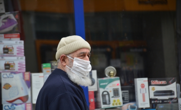 65 yaş ve üzeri vatandaşlar bayramın ilk gününde sokağa çıktı