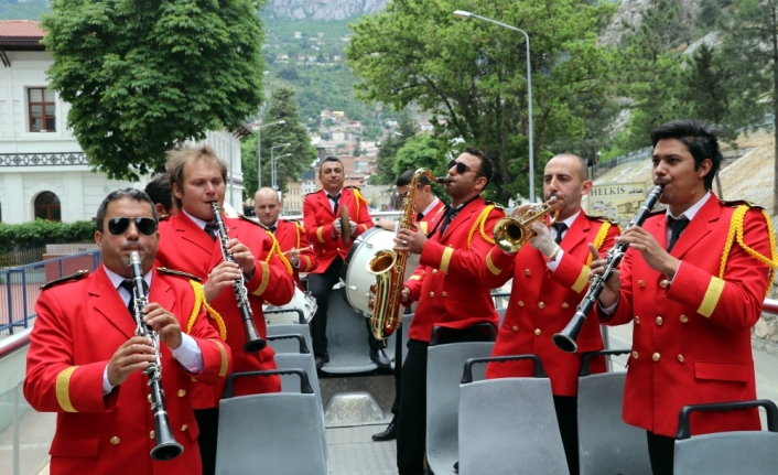 Amasya'da sokaklar belediye bandosuyla şenlendi