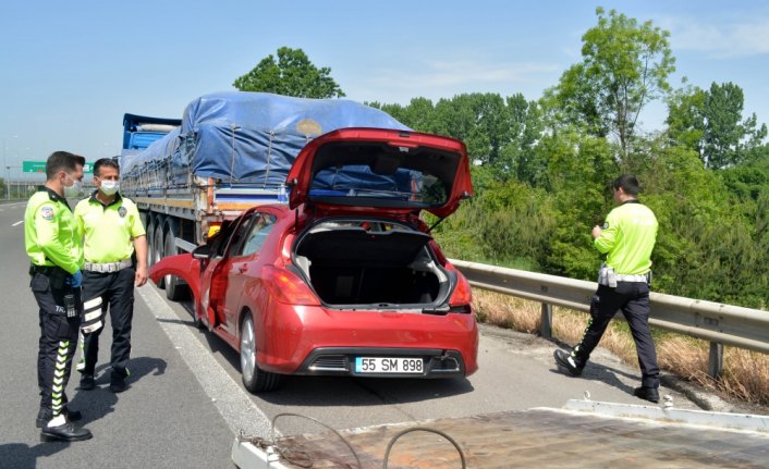 Anadolu Otoyolu'nda otomobil tırın altına girdi: 2 yaralı