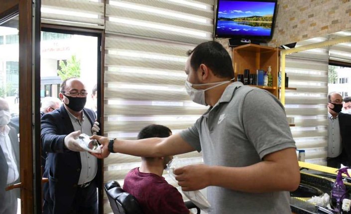 Artvin Belediye Başkanı Elçin maske ve dezenfektan dağıttı