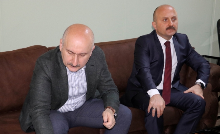 Bakan Karaismailoğlu, Amasya Çevre Yolu şantiyesinde incelemelerde bulundu