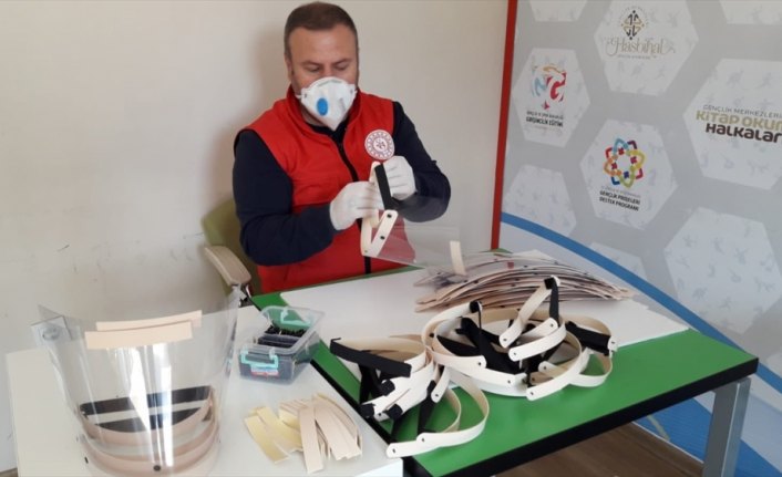 Bakan Kasapoğlu, gençlik merkezlerinde 850 bin maske üretildiğini açıkladı