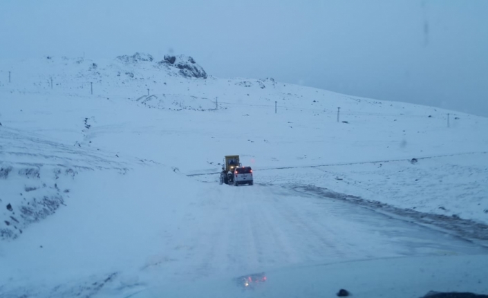 Bayburt'ta kardan kapanan 2 köy ile 2 yayla yolu açıldı