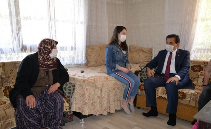 Bolu Valisi Ahmet Ümit, şehit ailelerini ziyaret etti