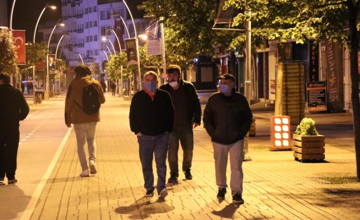 Bolu’da sokağa çıkma kısıtlamasının sona ermesiyle caddeler hareketlendi