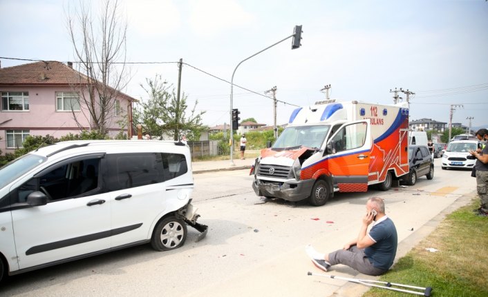 Düzce'de ambulansın karıştığı zincirleme kazada 2 kişi yaralandı