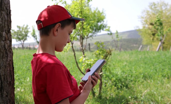 EBA platformundan canlı yayınlanan derslere katılabilmek için her gün bir kilometre yürüyor