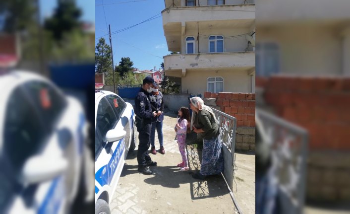 Evinden çıkamayan çocuğun kitap talebini polisler karşıladı