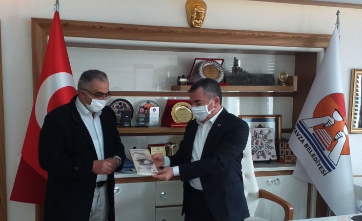 Garson şair Başkan Özdemir'e kitabını hediye etti