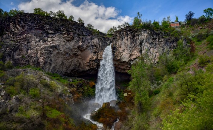 İlkbaharla canlanan Çağlayan Şelalesi, doğaseverleri ağırlayacağı günleri bekliyor