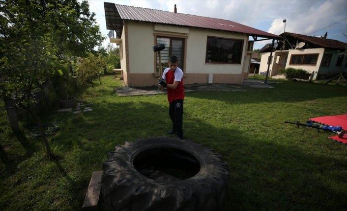 İşitme engelli genç güreşçi, şampiyonalara evinin bahçesinde hazırlanıyor