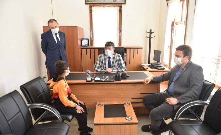 Kastamonu'da para dolu cüzdanı bularak muhtarlığa teslim eden çocuk ödüllendirildi