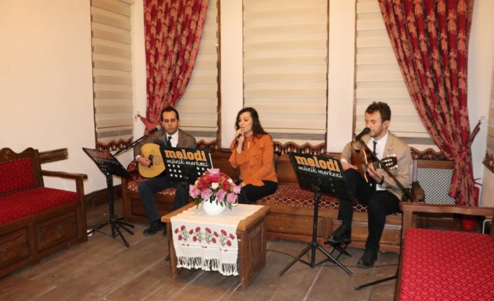 Kastamonu'da Türk müziği topluluğunun konseri sosyal medyadan canlı yayınlandı
