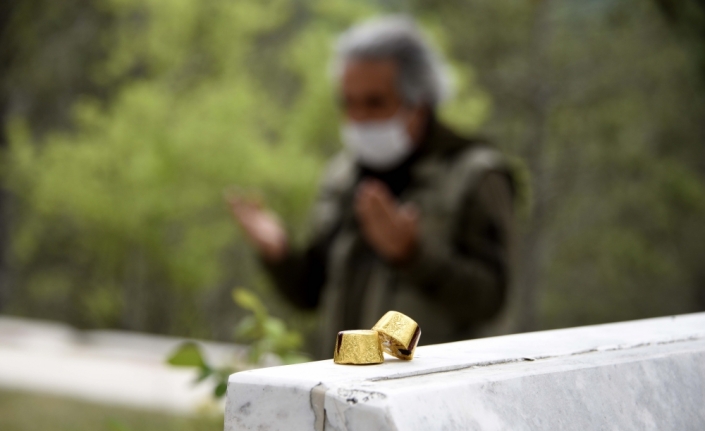 Kastamonu'da yerel gazeteci şehit mezarlarına bayram şekeri bıraktı