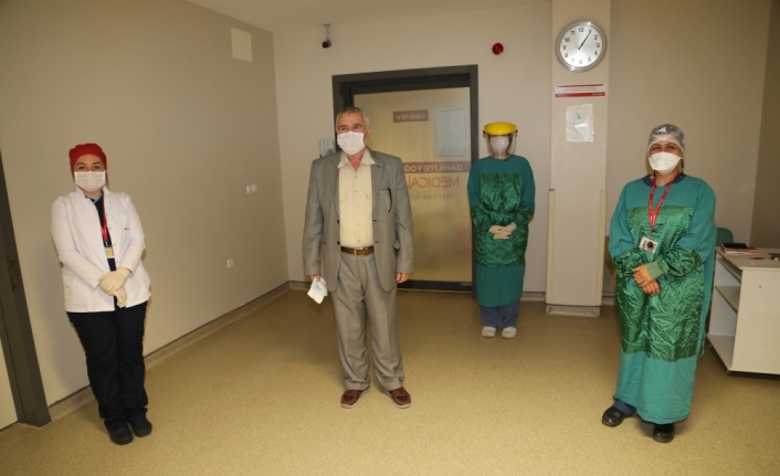 Kovid-19 tedavisi gördüğü hastaneden şiir okuyup türkü söyleyerek ayrıldı