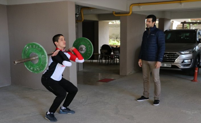 Milli atlet, apartmanın garajında formunu koruyor