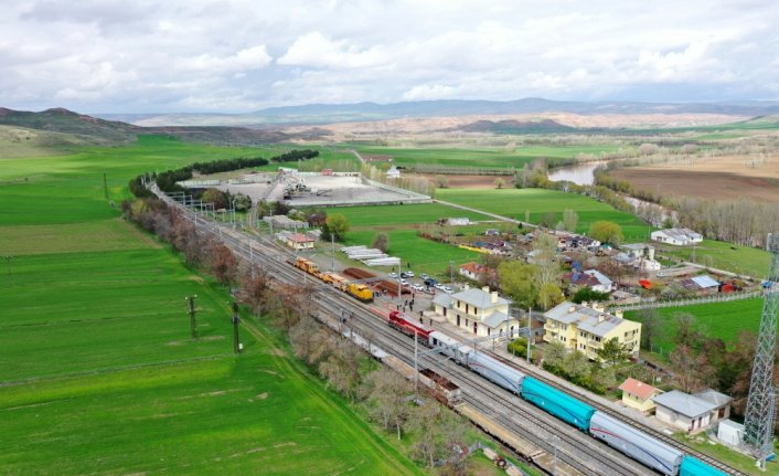 Modernize edilen Samsun-Sivas demir yolu hattında ilk yük treni sefere başladı