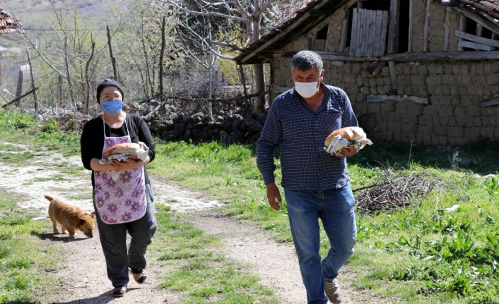 Muhtar dışarı çıkamayanlar için köy fırınında ekmek pişiriyor