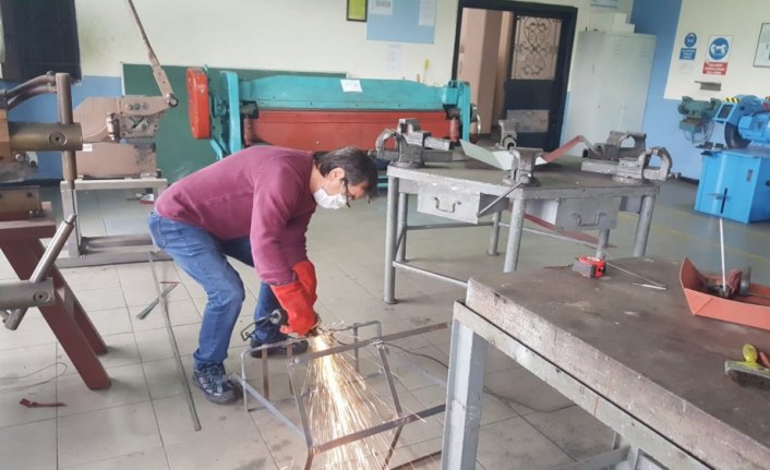 Piraziz'de meslek lisesinde sokak hayvanları için mama ve su kabı üretiliyor