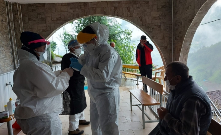 Rize'ye gelen 4 bin 569 çay üreticisine Kovid-19 testi yapıldı