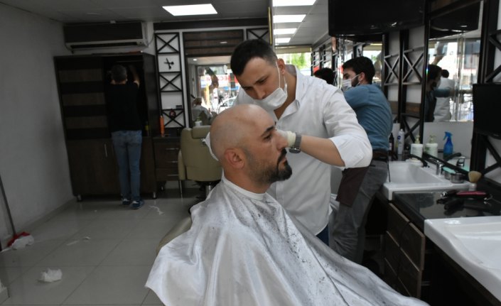 Samsun'da berberler yeniden faaliyete geçti