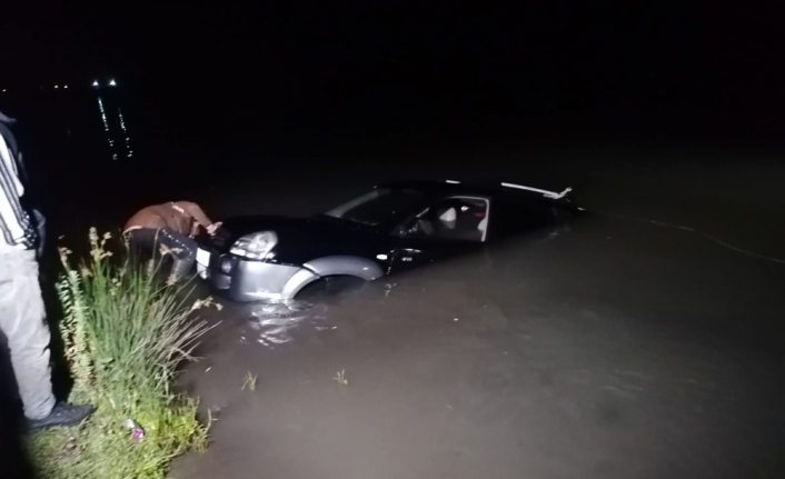 Samsun'da denize düşen cipteki 2 kişi balıkçılar tarafından kurtarıldı