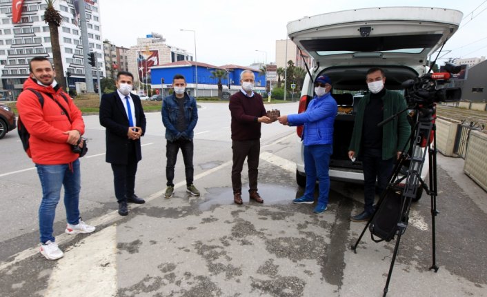 Sokağa çıkma kısıtlamasını takip eden gazeteciye doğum günü sürprizi