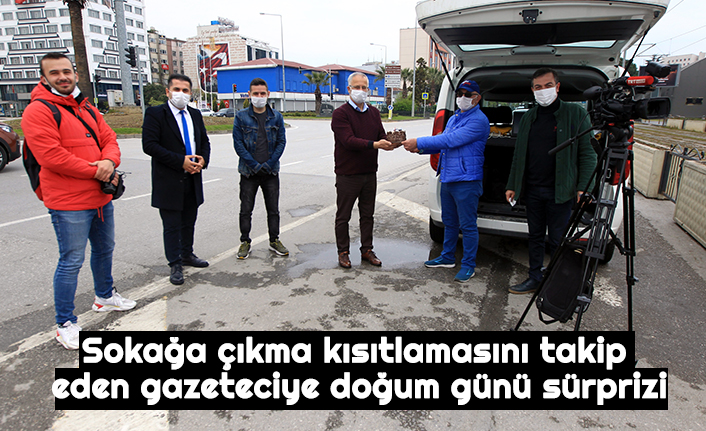 Sokağa çıkma kısıtlamasını takip eden gazeteciye doğum günü sürprizi