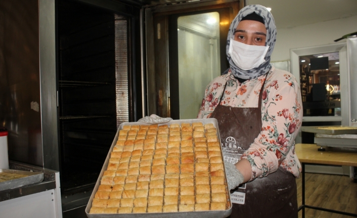 Tatlı ustası kadın annesinin mesleğini severek yapıyor