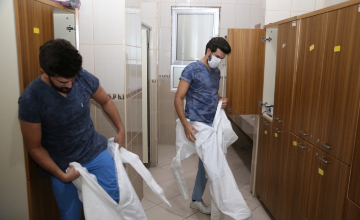 Tek yumurta ikizi doktorlar Kovid 19'a karşı birlikte mücadele veriyor