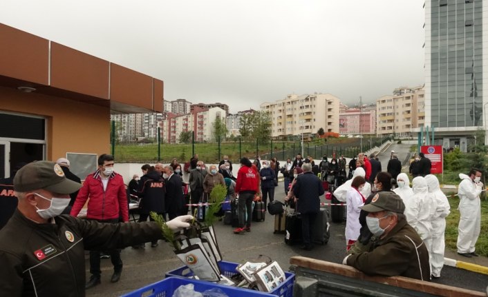 Trabzon'da karantina süresi dolan vatandaşlara fidan hediye edildi