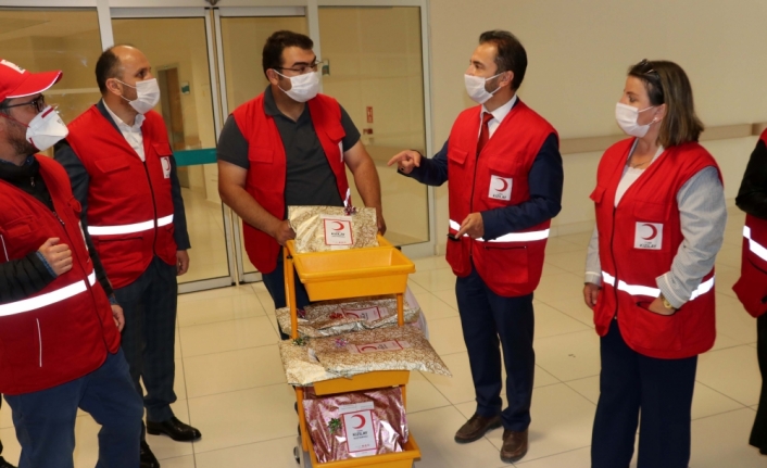 Türk Kızılaydan hastanedeki çocuklara bayram hediyesi