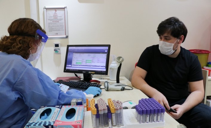 Yoğun bakımdaki genç hastalardan etkilenen doktor plazma bağışçısı oldu