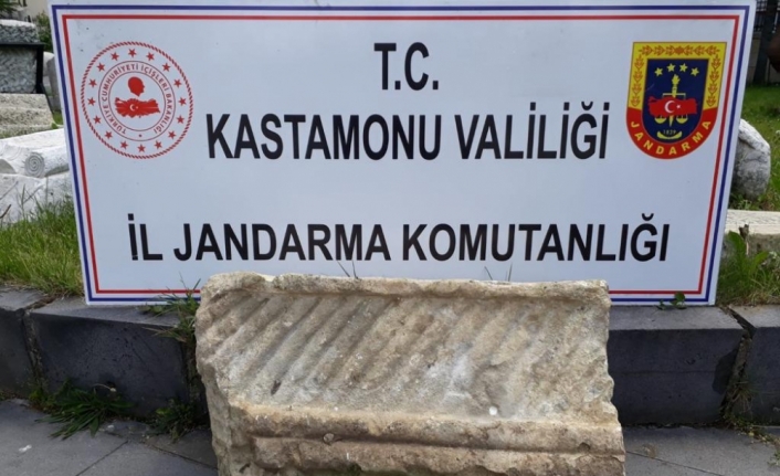 Bahçesinde tarihi taş blok bulunan kişiye cezai işlem uygulandı