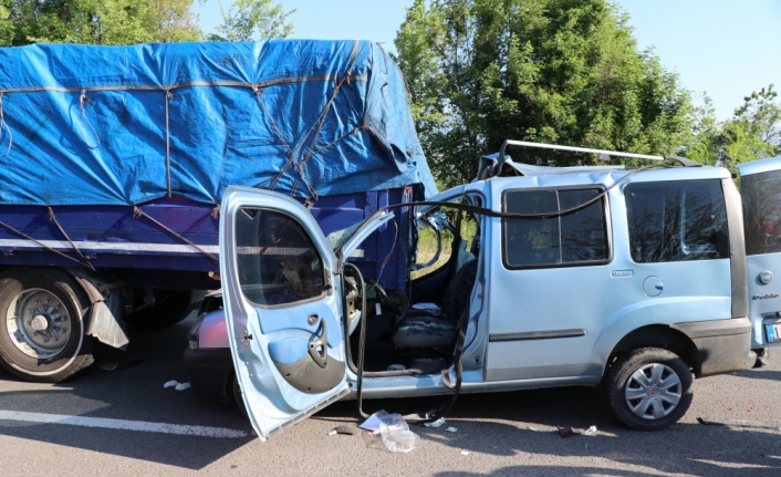 Bolu'da hafif ticari araç tıra çarptı: 3 yaralı