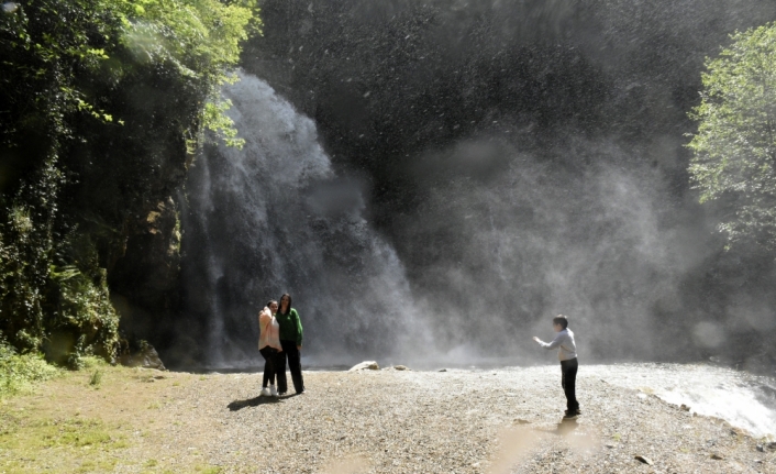 Çağlayandibi Şelalesi adına yaraşır çağlıyor