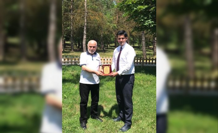 Kaymakam Şenay'dan emekliye ayrılan Müftü Arslan'a plaket